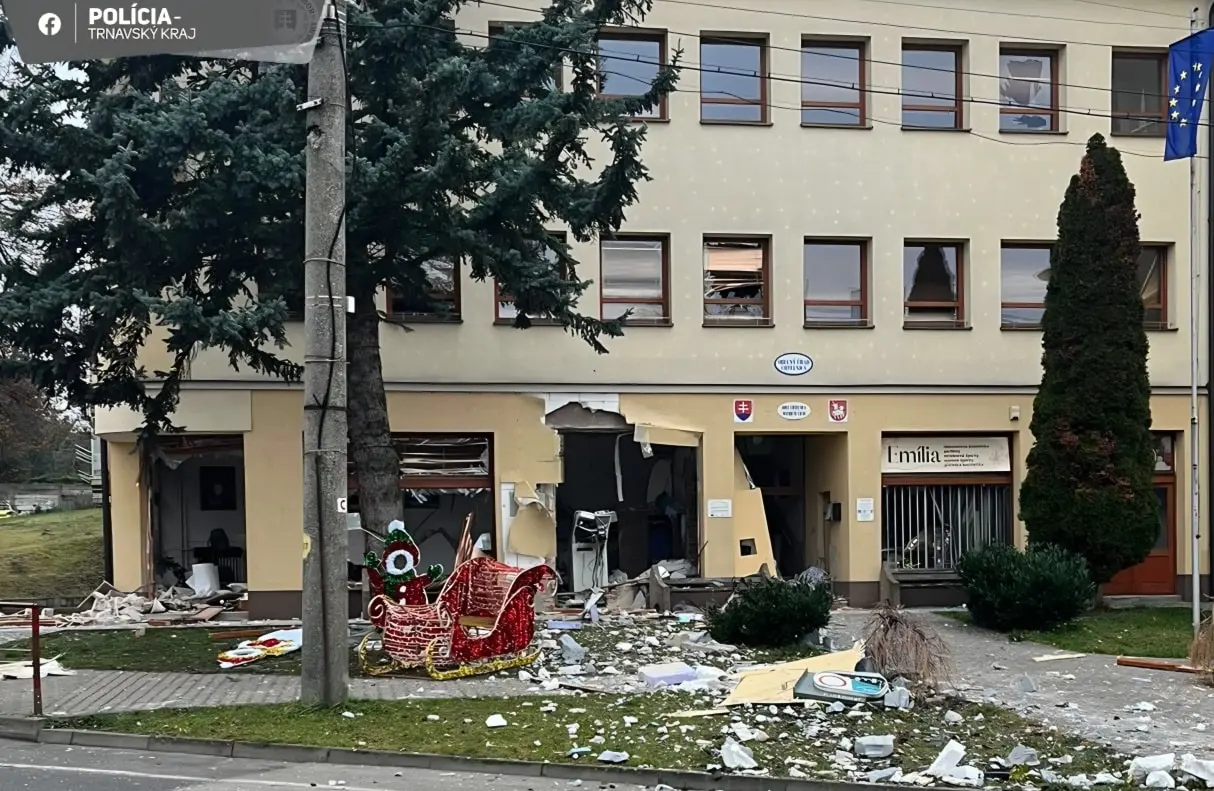 bankomat polícia Chtelnica