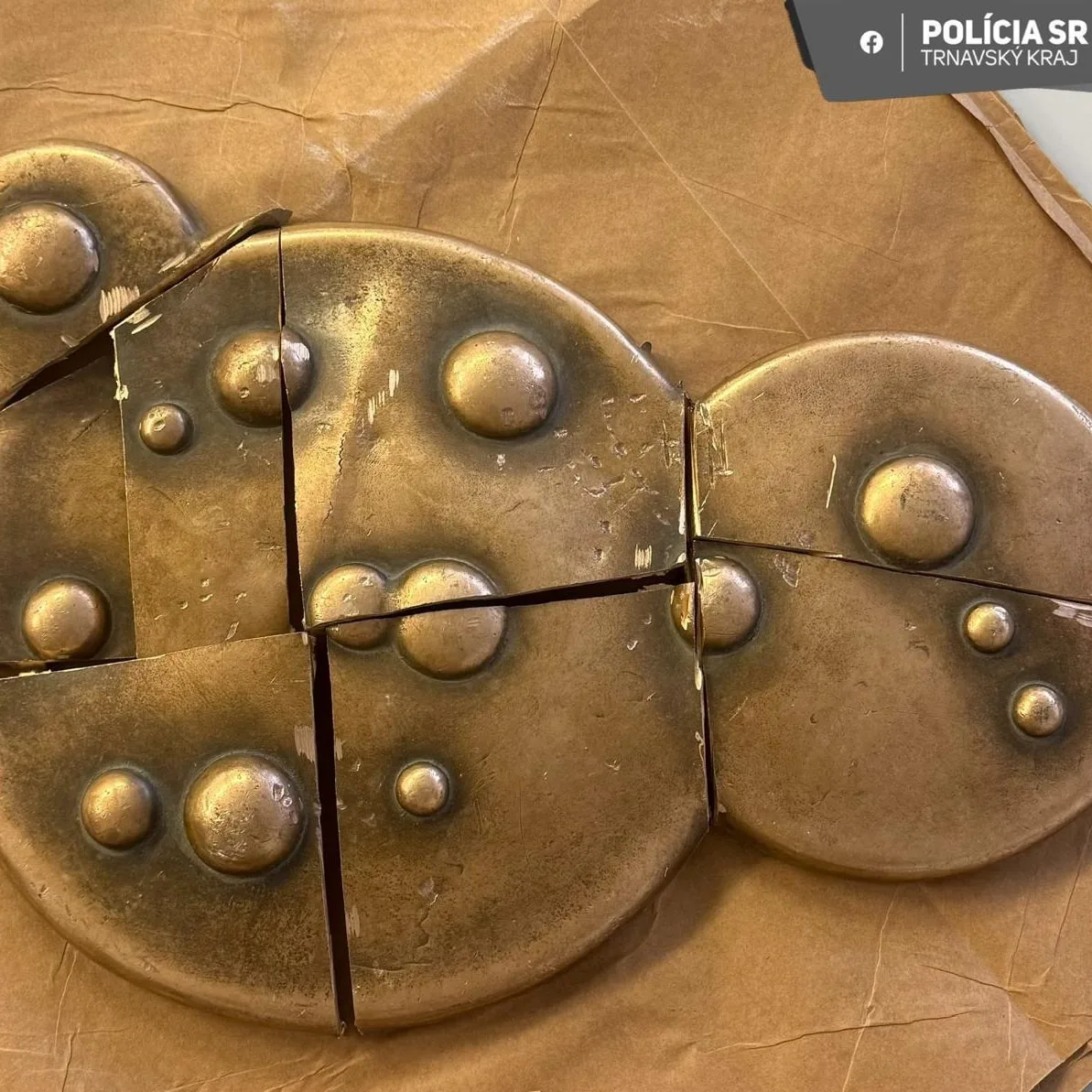 krádež Piešťany mosadzný reliéf