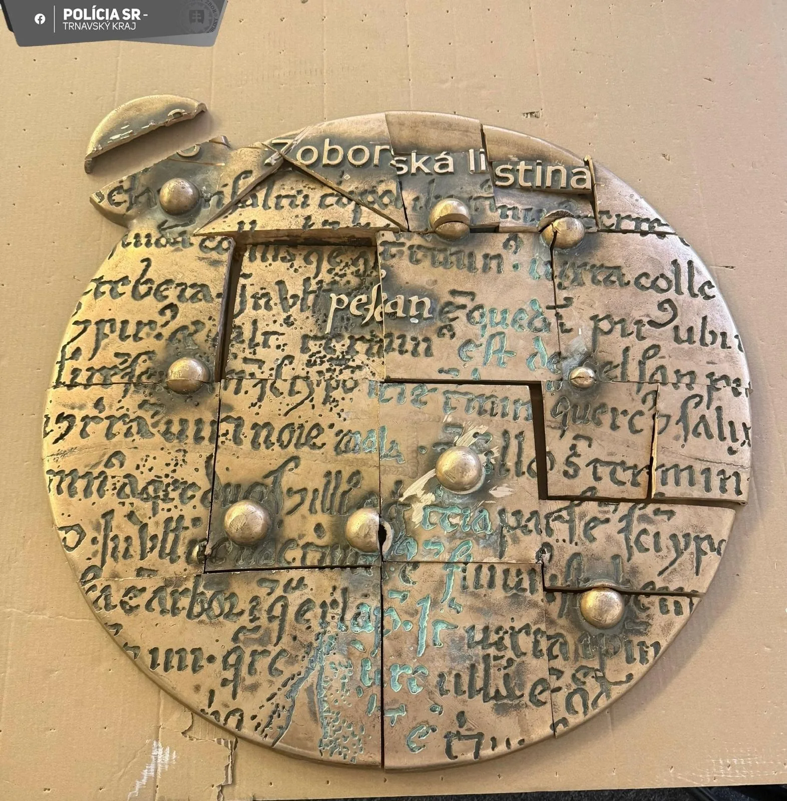 krádež Piešťany mosadzný reliéf