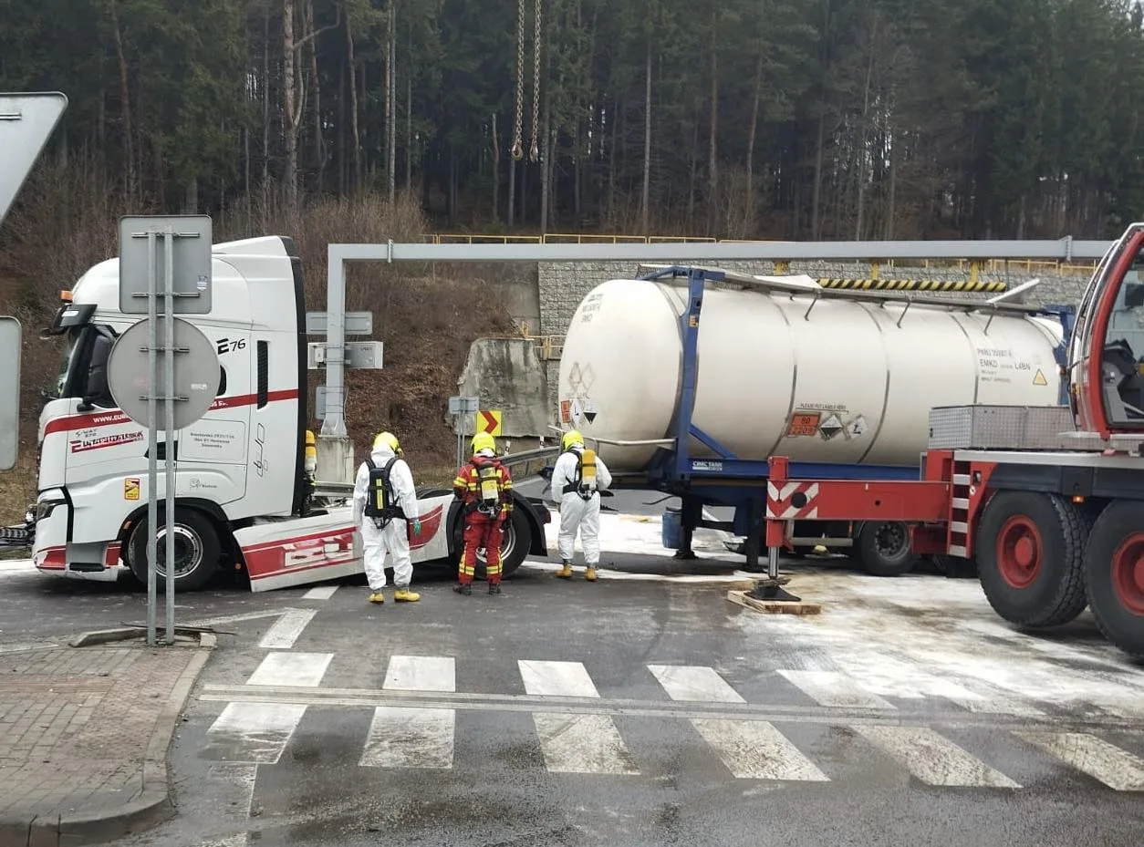 únik nebezpečnej látky pri Svrčinovci nehoda kamión