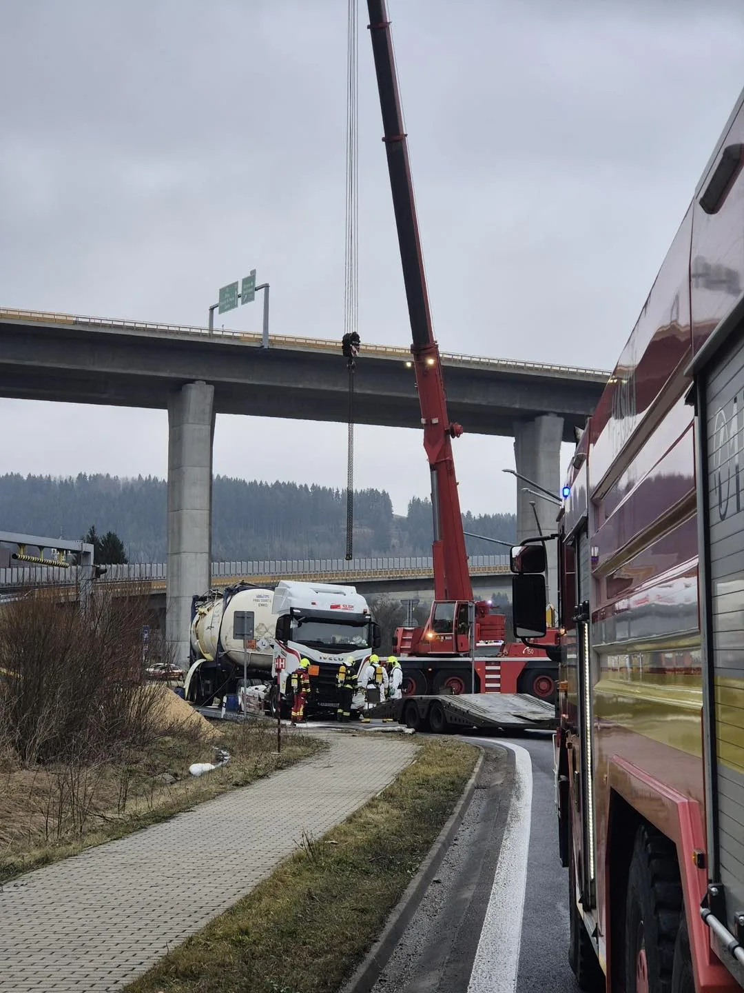 únik nebezpečnej látky pri Svrčinovci nehoda kamión
