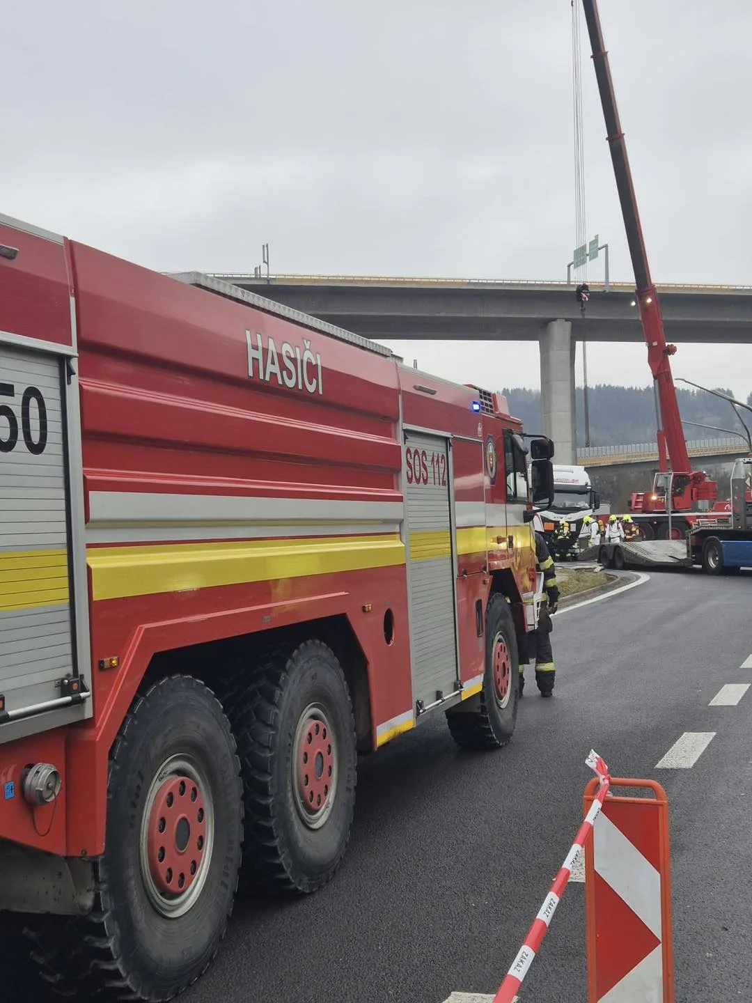 únik nebezpečnej látky pri Svrčinovci nehoda kamión