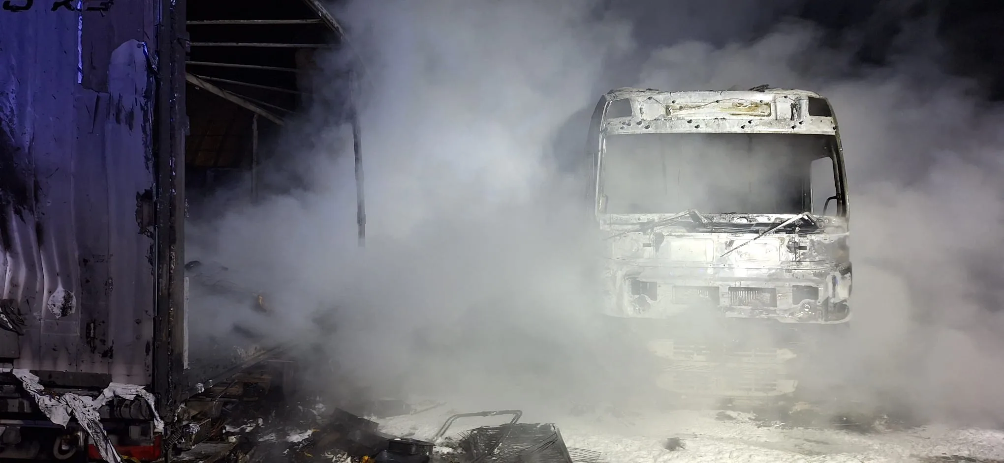 požiar štyroch nákladných vozidiel v Michalovciach