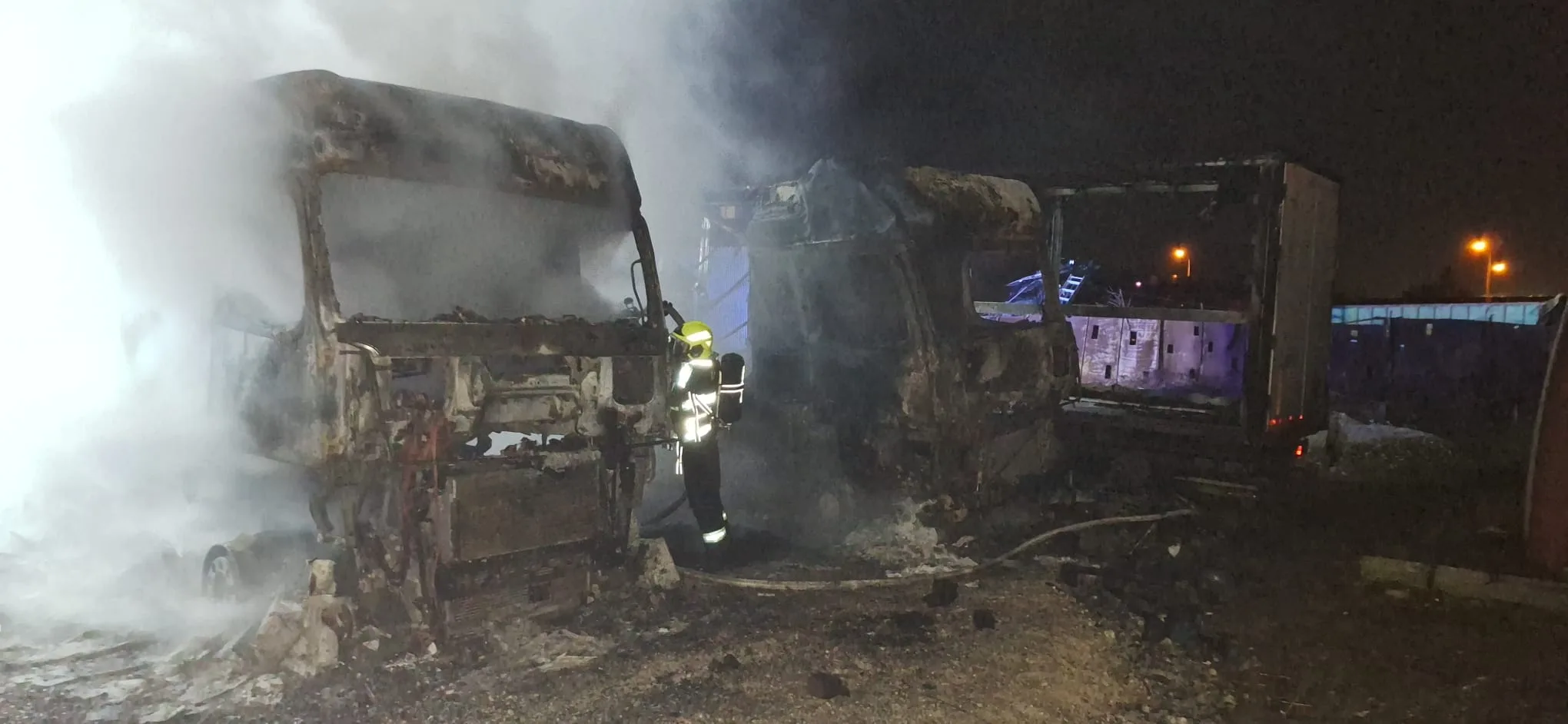 požiar štyroch nákladných vozidiel v Michalovciach