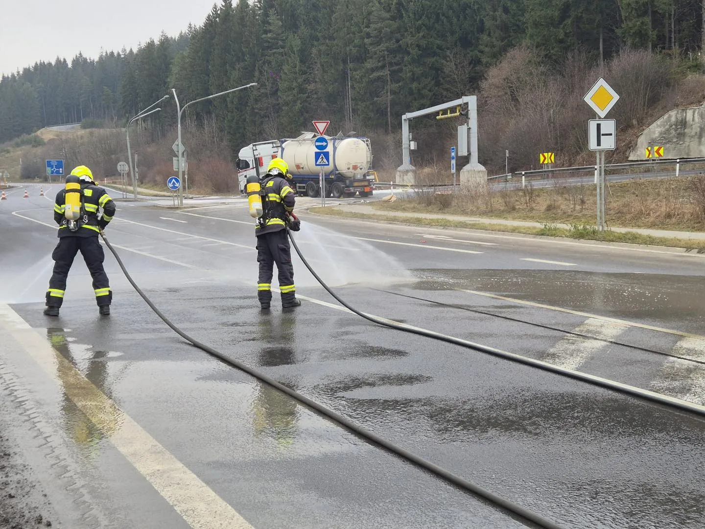 únik nebezpečnej látky pri Svrčinovci nehoda kamión