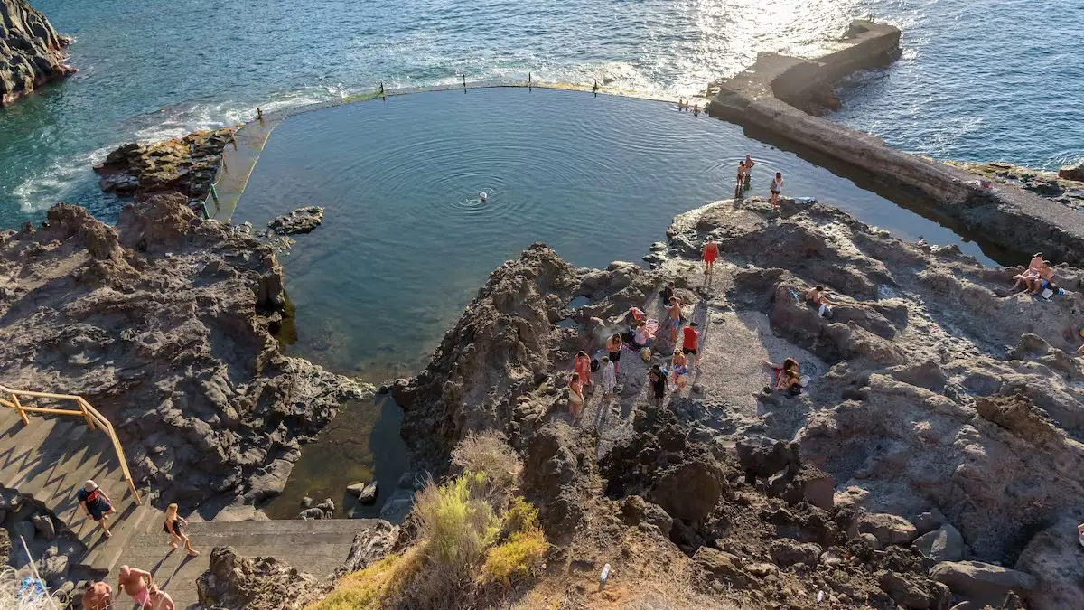 Kanárske ostrovy Tenerife bazén vlna