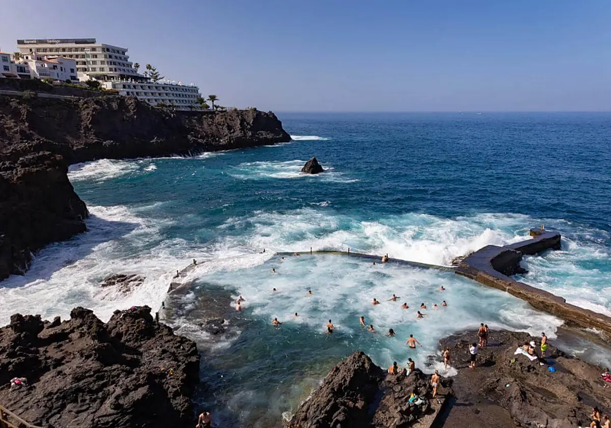 Kanárske ostrovy Tenerife bazén vlna