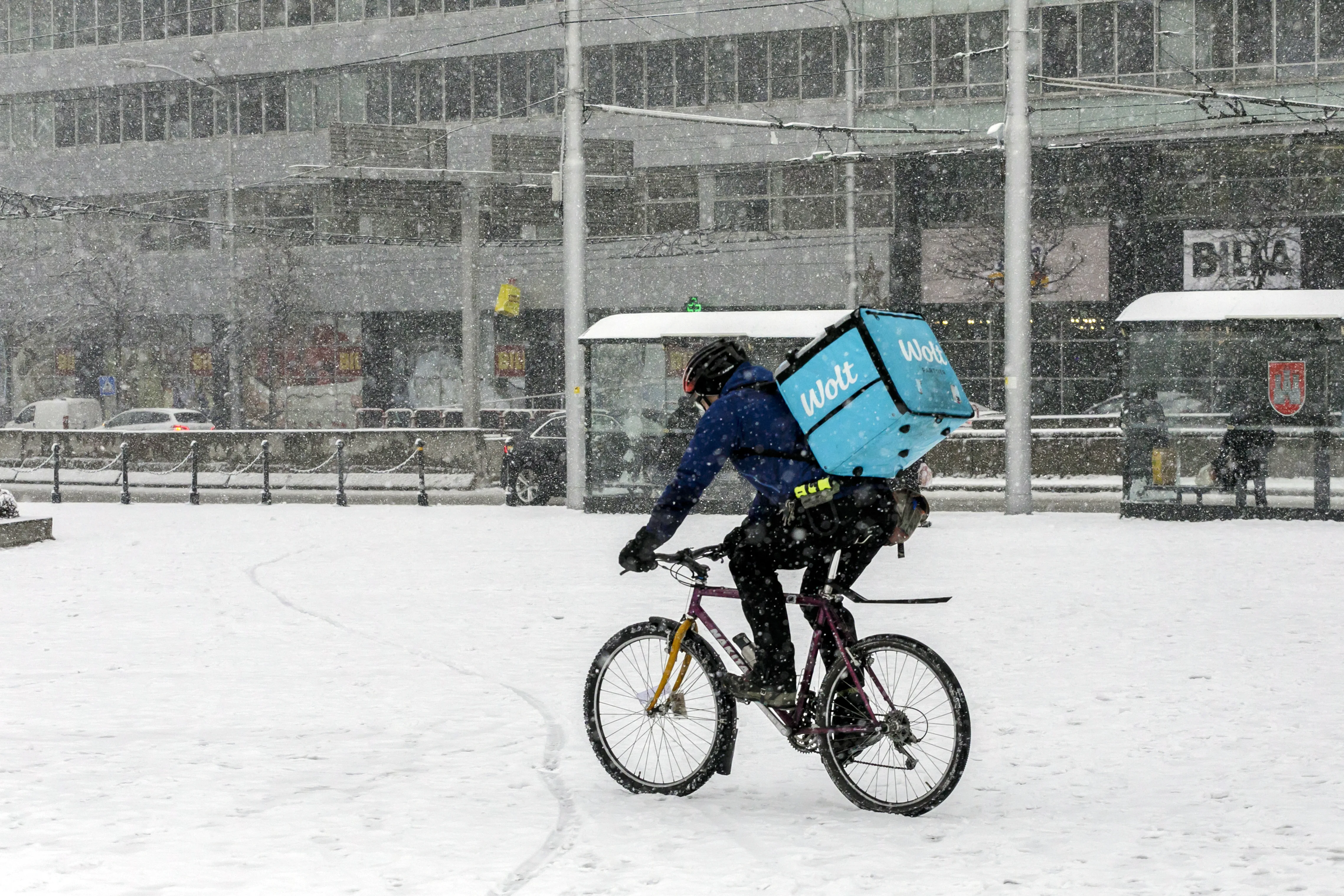 wolt kuriér v Bratislave sneh