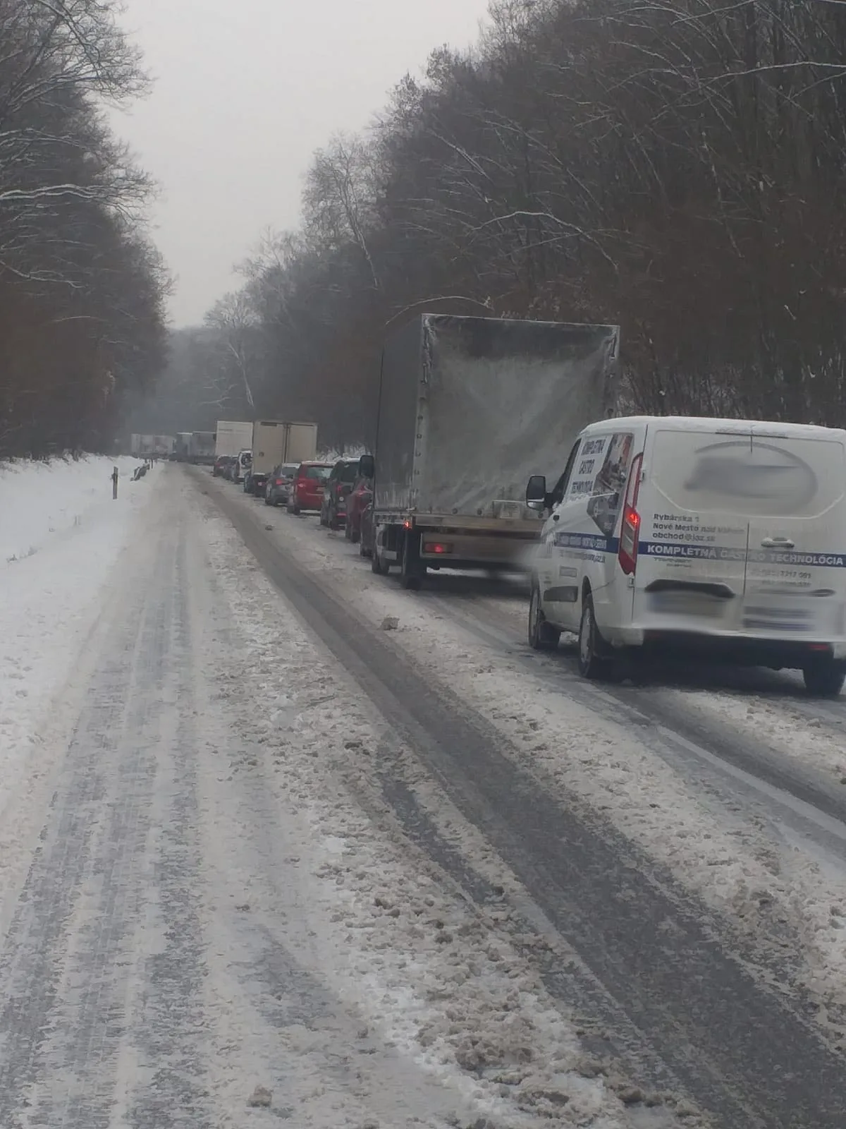cesta I/9 pri obci Hradište.