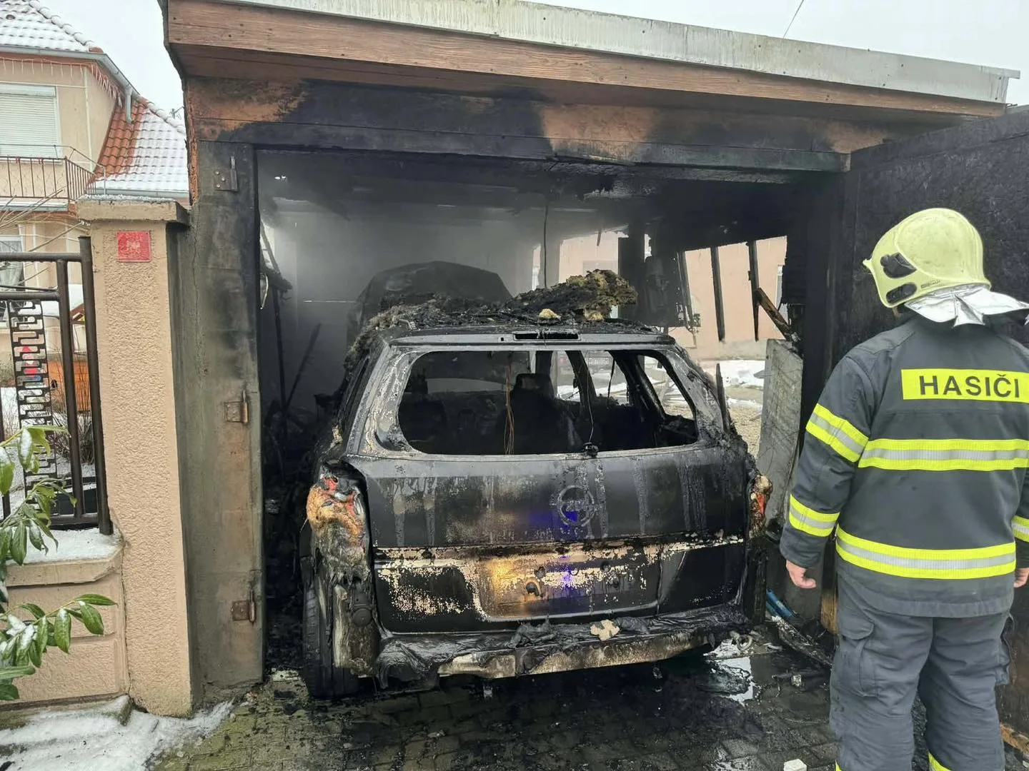 požiar garáže vo Veľkom Mederi