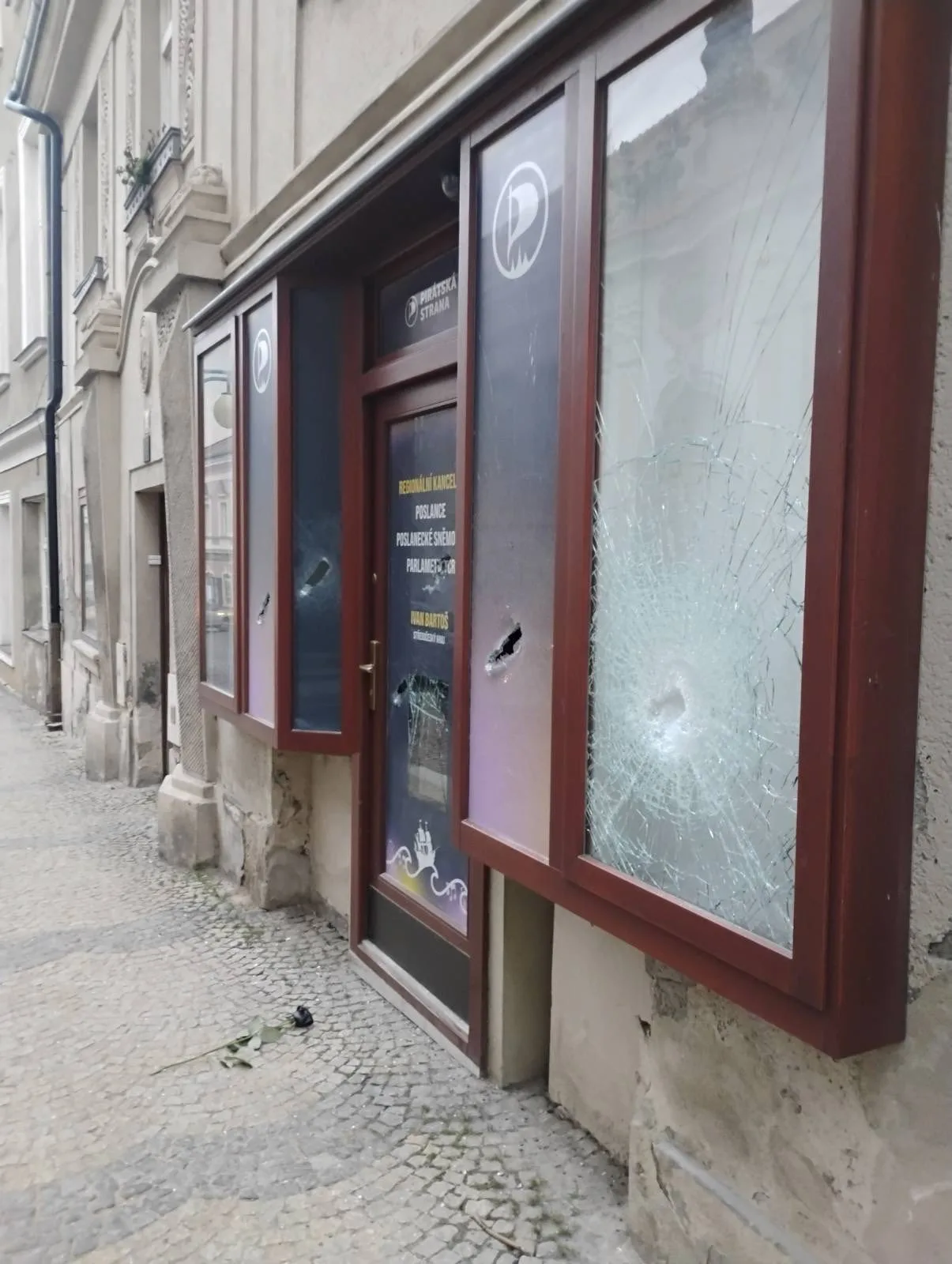 Ivan Bartoš poškodená kancelária