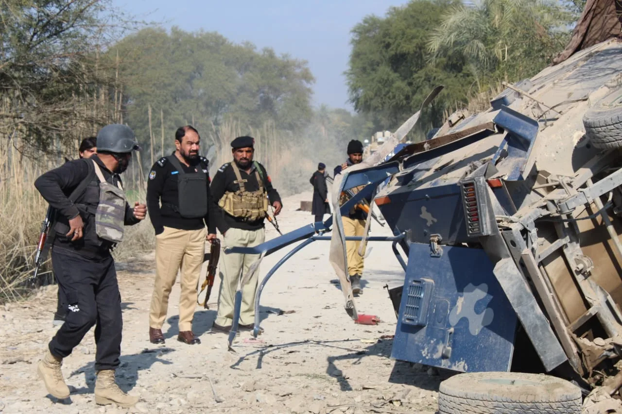 Pakistan auto výbuch policajti