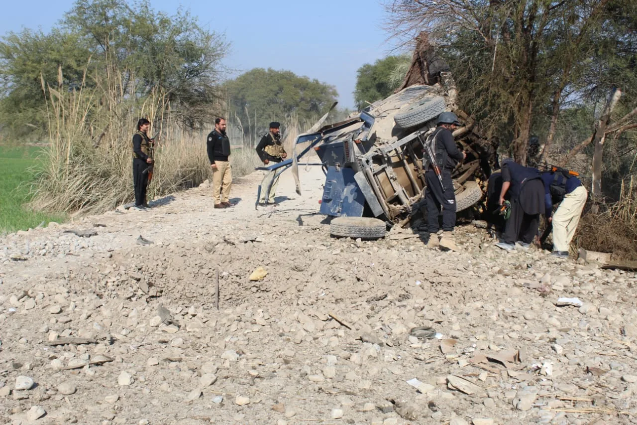 Pakistan auto výbuch policajti