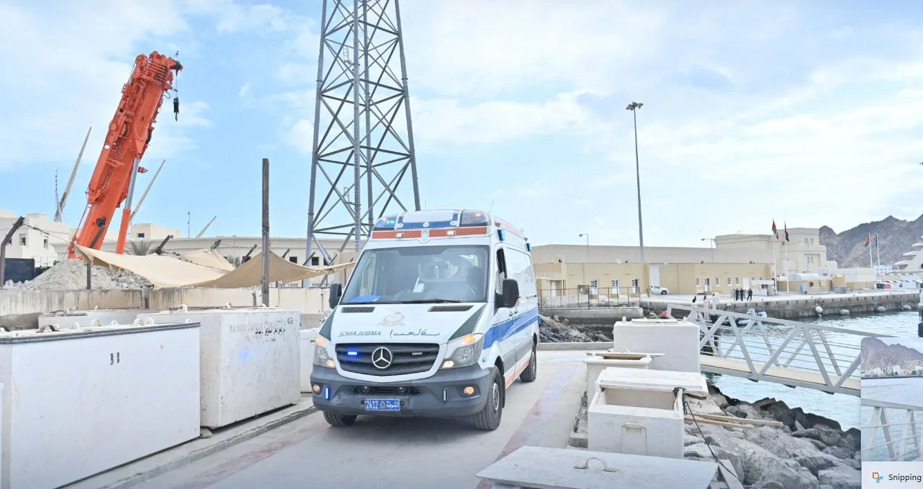 prevrátená loď pri Ománe