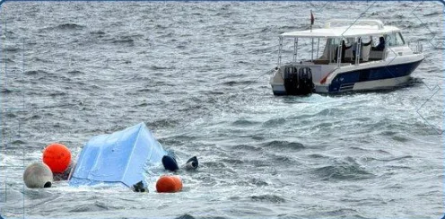 prevrátená loď pri Ománe