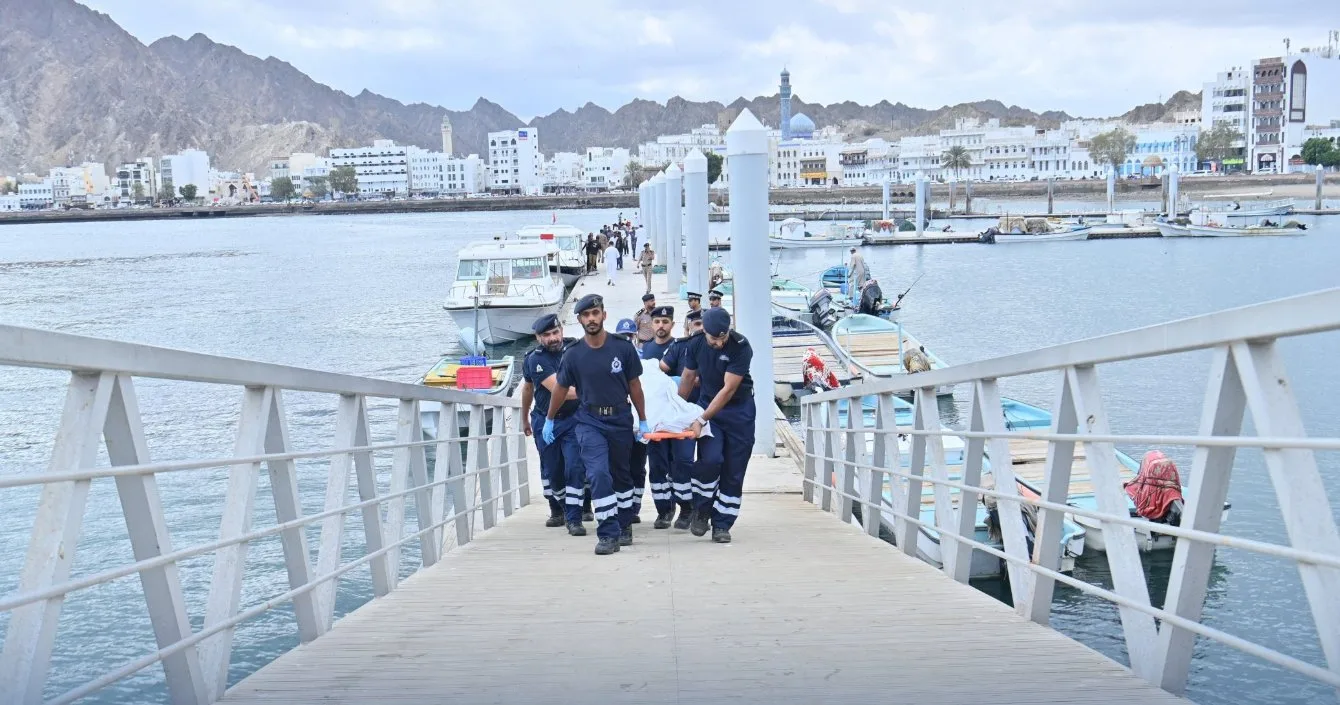 prevrátená loď pri Ománe