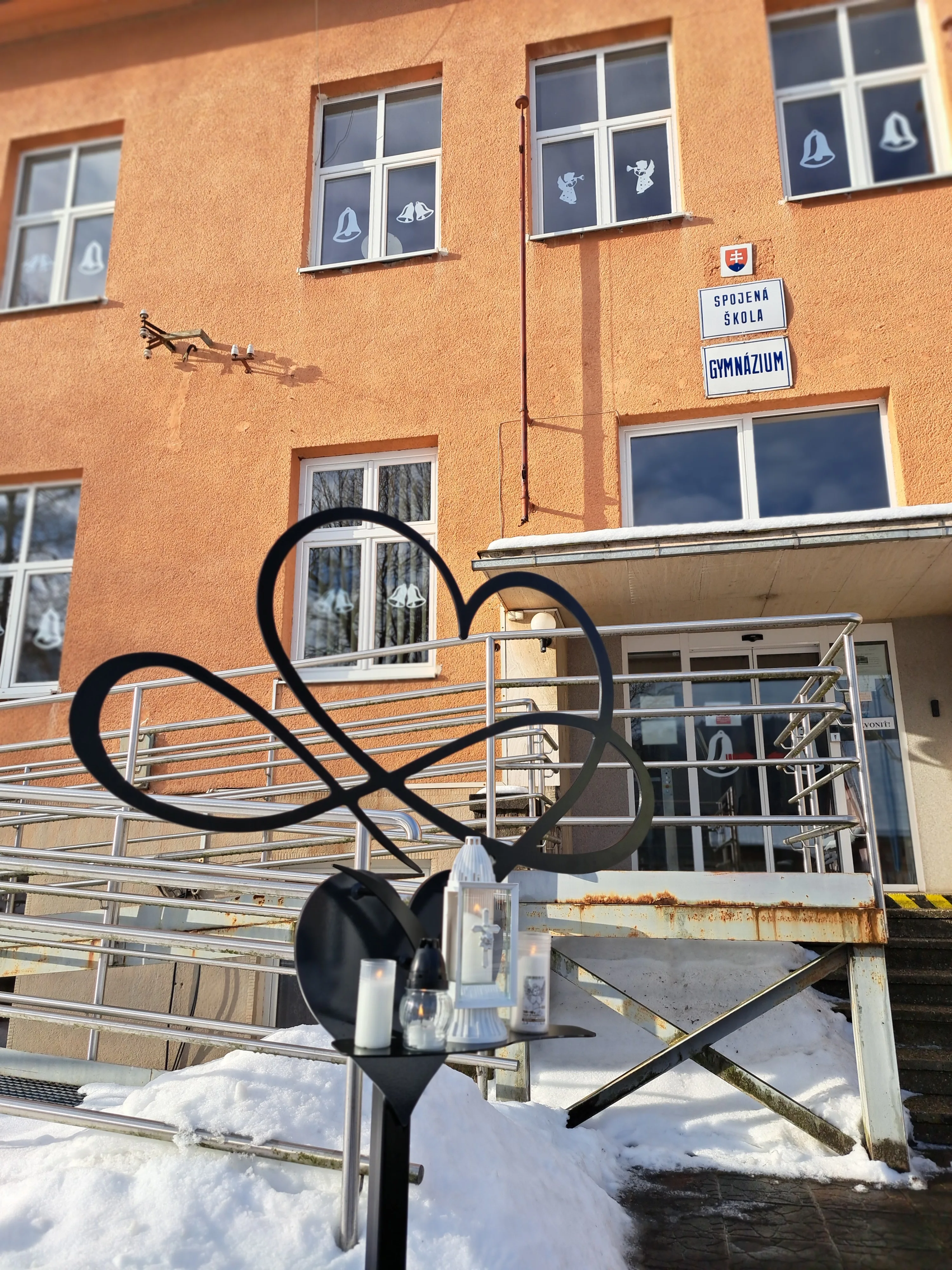 Spišská Stará Ves, gymnázium, pamätník