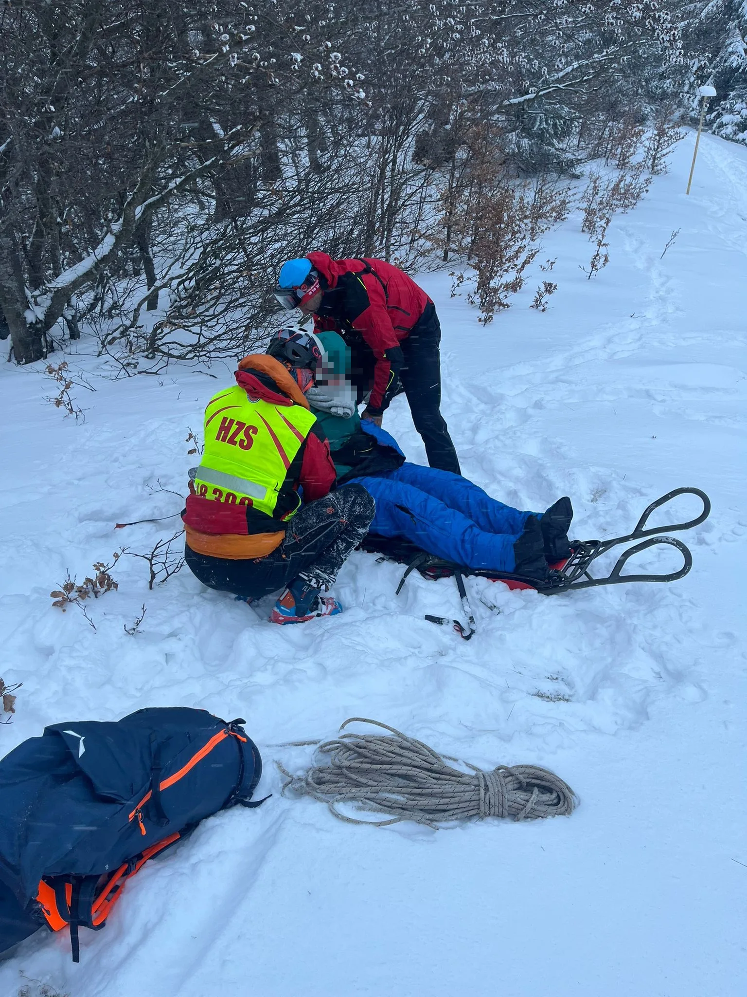 záchranári v sedle pod vrchom Končitá