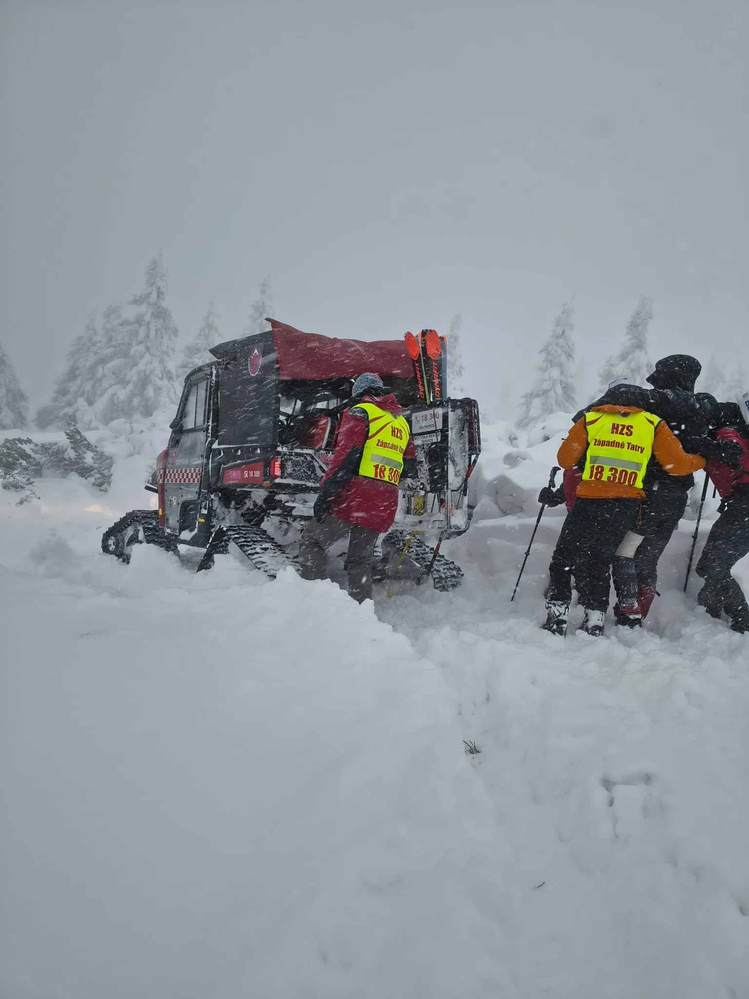 záchranári na Babej hore