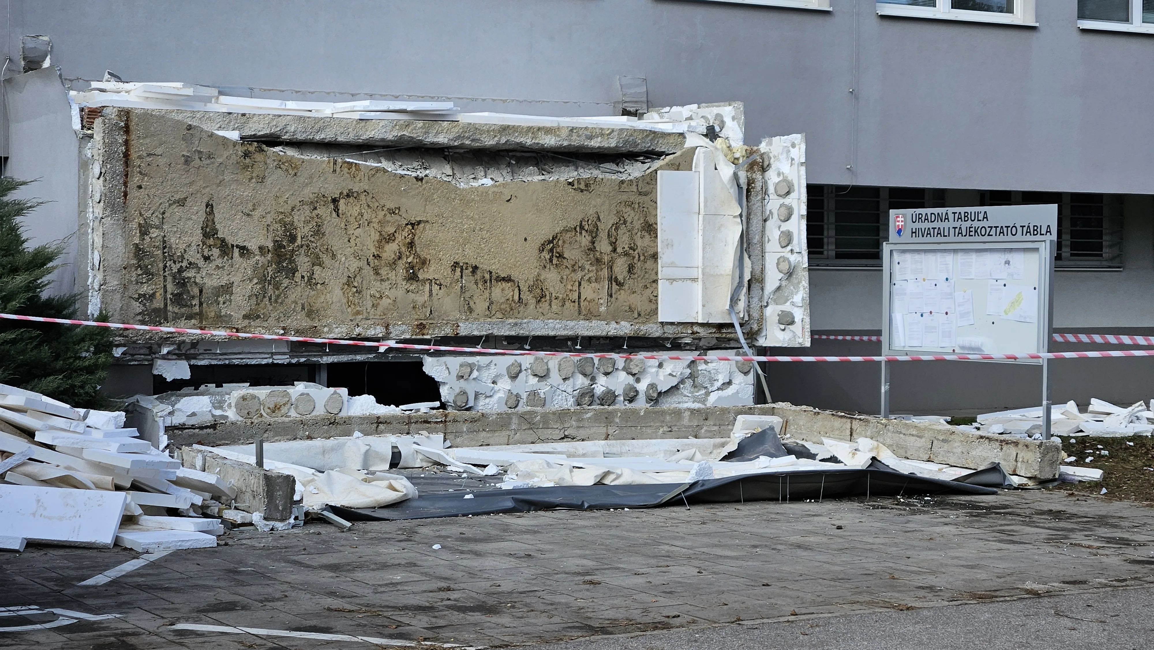 Komárno klientske centrum strecha pád úmrtie