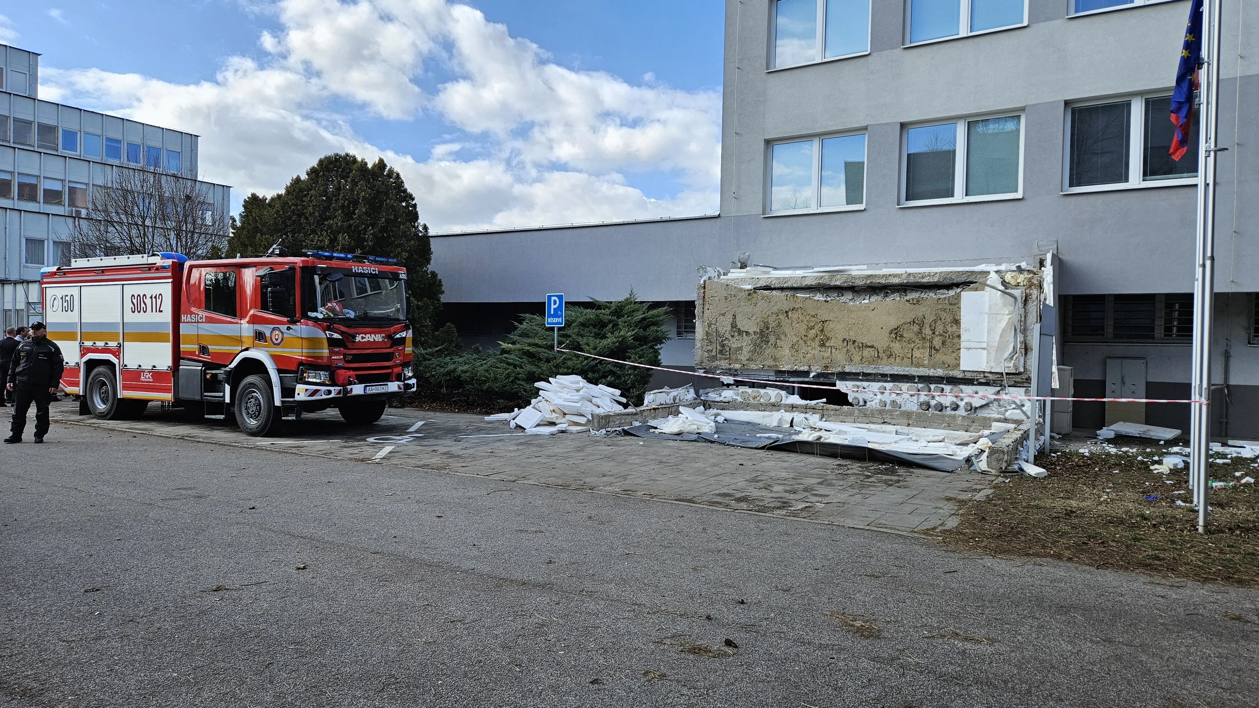 Komárno klientske centrum strecha pád úmrtie